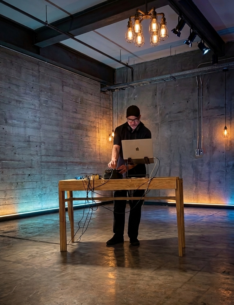 Nikos Papaspyrou performing as Adjaxa